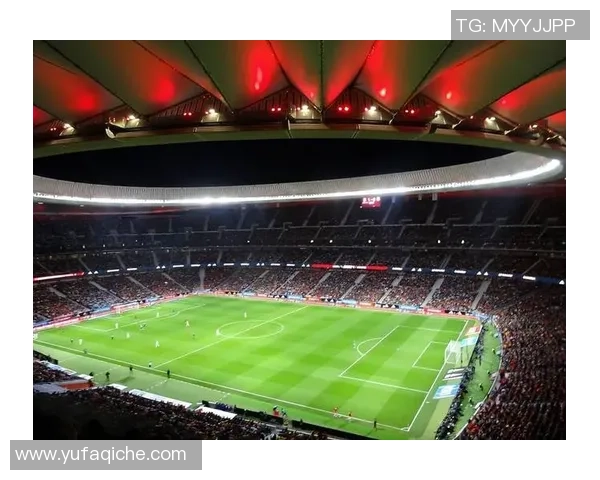 足球巨星们的巅峰对决与辉煌时刻盘点：谁才是真正的球场传奇